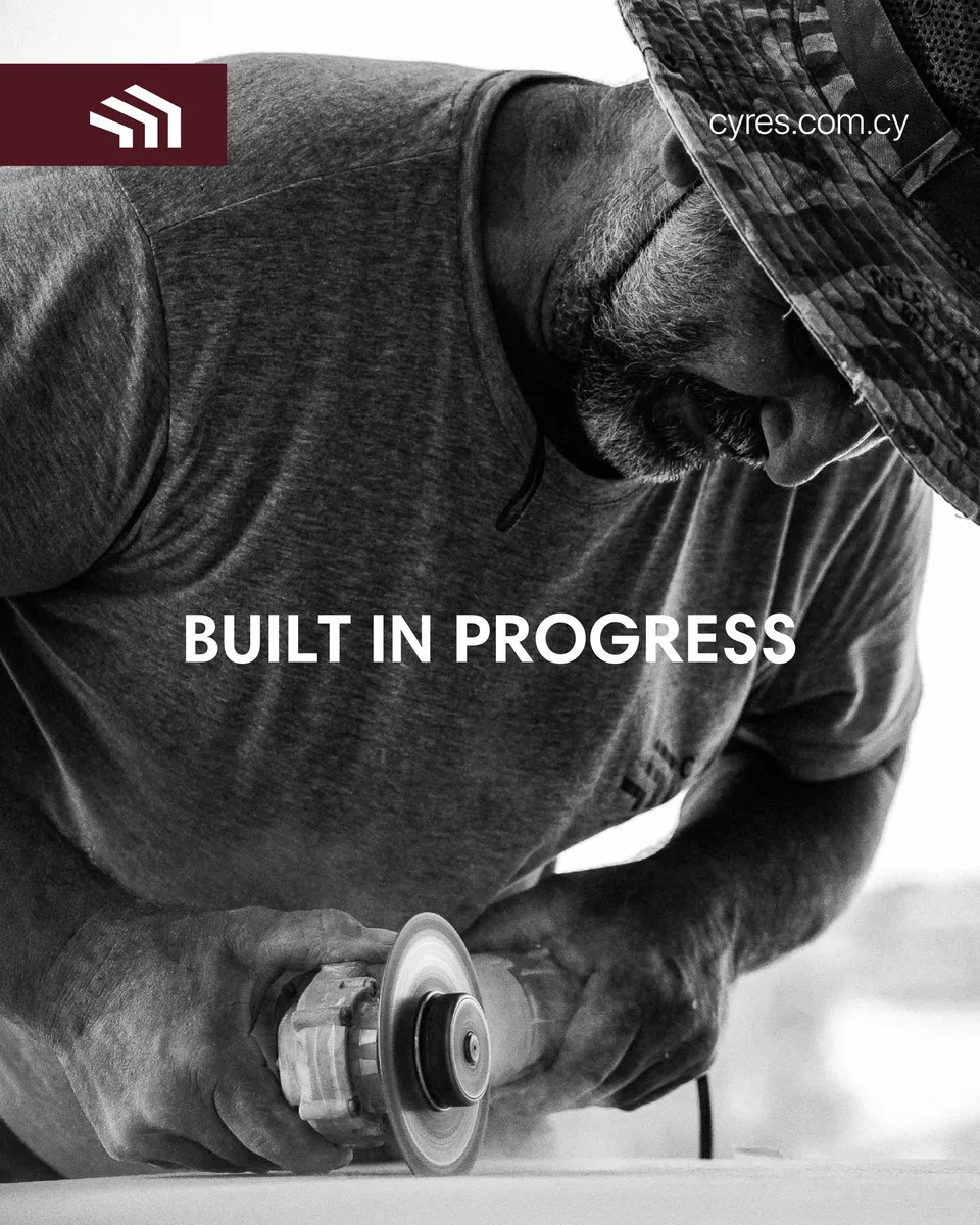 Built in progress.
Every residence begins long before it is seen. In the hands of those who shape it: cutting, setting, 